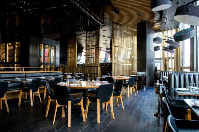 Ambiente contemporâneo de restaurante e bar